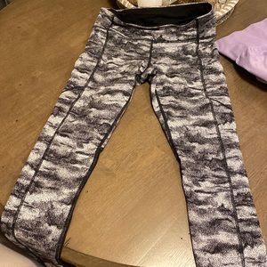 Lululemon size 4 zipper back pocket mesh below  knee inner drawstring waist